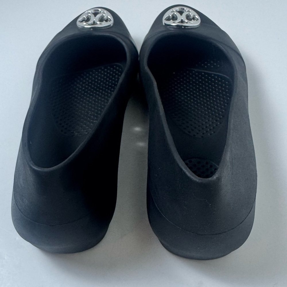 CROCS Giana Black Flats with Silver Emblem Women’s 10 EUC - Picture 2 of 5